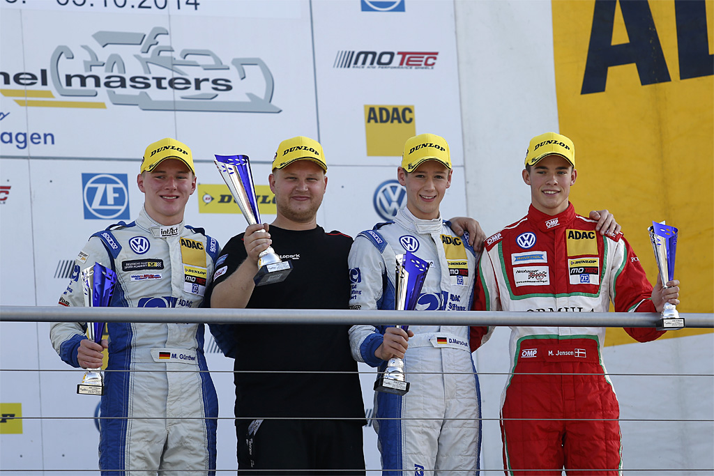 Til venstre nr. 2: Maximilian Günther, ADAC Berlin-Brandenburg e.V., i midten nr 1: Dennis Marschall, Lotus, og til højre nr 3: Mikkel Jensen, Neuhauser Racing
(Foto: ADAC Motorsport)